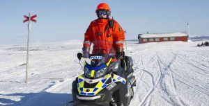 Polis på snöskoter