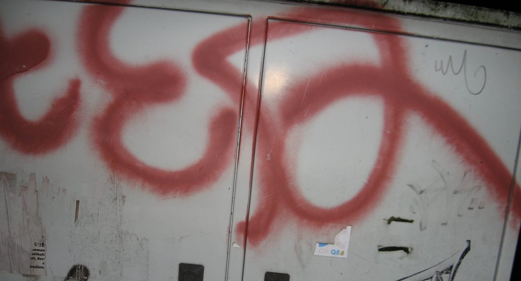 Klotter på plåtskåp