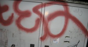 Klotter på plåtskåp